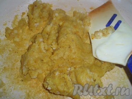 Влить воду, помешивая, пока содержимое сковороды не загустеет. Должна получиться вязкая масса, как при приготовлении заварного теста.