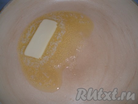 Сперва нужно приготовить тесто для клецок. Для этого сливочное масло растопить на сковороде.