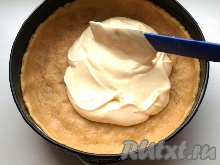 Выложить приготовленную творожную начинку, разровнять.
