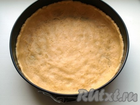 Охлаждённое тесто выложить в форму для выпечки (у меня форма диаметром 24 см), формируя бортики высотой 3-4 см.
