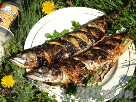 Скумбрия с лимоном, запечённая на мангале