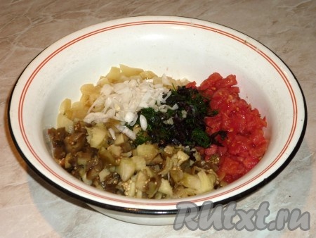 К овощам, запеченным на мангале, добавить нарезанный полукольцами или кубиками лук, мелко нарезанную зелень (зелень можно использовать любую, на Ваш вкус) и выдавленный через пресс чеснок, посолить, поперчить салат. Влить уксус (уксус можно заменить лимонным соком) и растительное масло. Всё хорошо перемешать.&nbsp;
