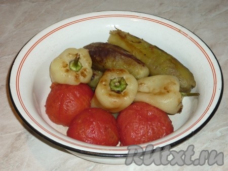 и очистить от шкурок. Болгарский перец освободить от плодоножек и семечек. 