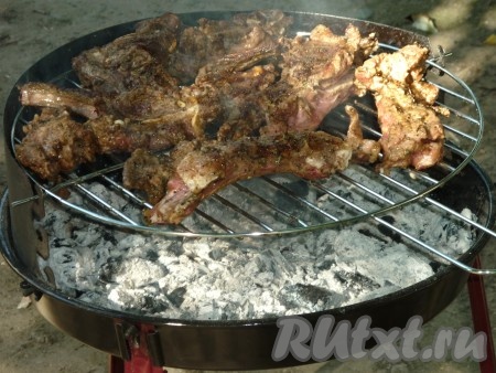 Запекать&nbsp;на мангале, периодически переворачивая, до готовности (примерно 20-25 минут). Время приготовления зависит от размера кусочков бараньих ребрышек и от того, какую степень прожарки Вы любите.&nbsp;
