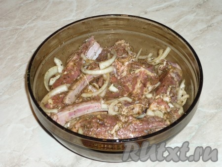 и ещё раз раз перемешать, чтобы каждый кусочек мяса был в маринаде. Накрыть емкость с бараньими ребрышками крышкой и отправить в холодильник на 3-4 часа.&nbsp;
