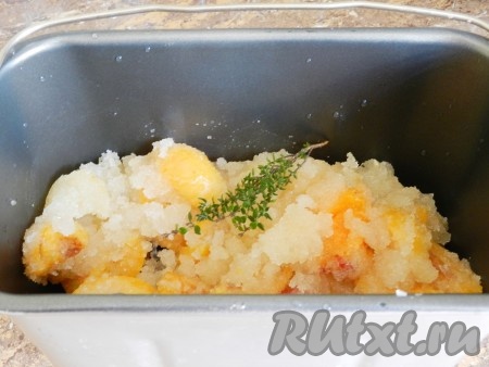 Переложить абрикосы с сахаром в контейнер хлебопечки, влить лимонный сок и добавить веточку тимьяна.