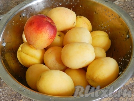 Абрикосы вымыть и обсушить.
