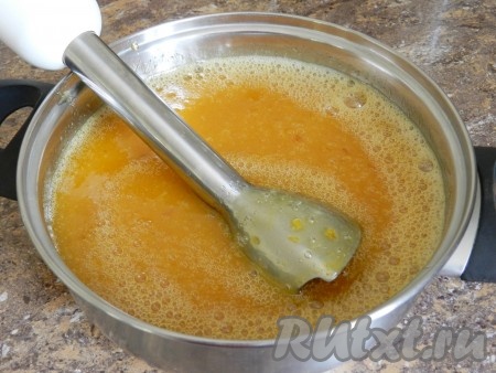 Чтобы получить густой джем,  абрикосы измельчить блендером. Веточку тимьяна предварительно вытащить.