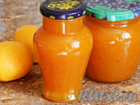 Готовый горячий абрикосовый джем, сваренный в хлебопечке, разлить по стерилизованным банкам, закрутить прокипяченными крышками, остудить и убрать для хранения.
