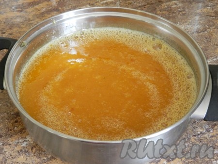 Однородную массу снова перелить в хлебопечку и включить режим "Варенье" еще раз.
