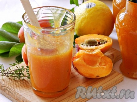 Вкусный и ароматный джем из абрикосов с лимоном готов.
