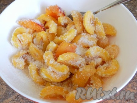 Всыпать сахар и оставить на 30 минут или дольше, чтобы абрикосы пустили сок.