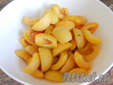 Разрезать на дольки, удалить косточки.