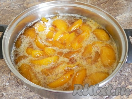 В моей хлебопечке режим "Варенье" длится 1 час 5 минут. По истечении этого времени у нас готово абрикосовое варенье, его можно горячим разлить по банкам.
