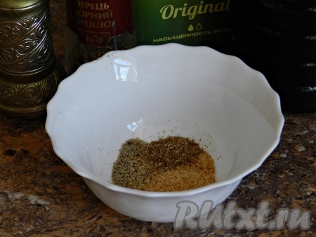 Смешать сухой чеснок, черный молотый перец и молотый кориандр.