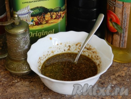 Влить оливковое масло, соевый соус и яблочный уксус. Хорошо перемешать. Попробуйте маринад на вкус, может быть вам захочется что-то изменить. Соль я специально не добавляю в маринад, мне достаточно соли в соевом соусе.