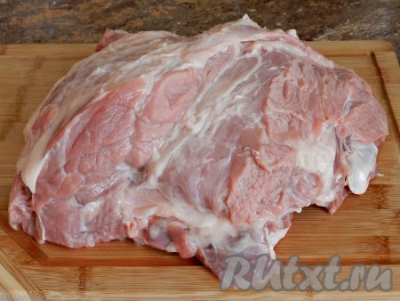 Свинину вымыть и обсушить.
