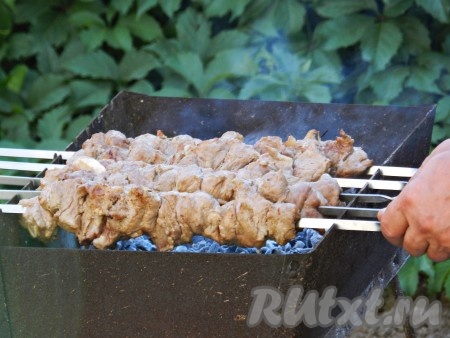 Жарить шашлык над раскаленными углями до готовности. Время приготовления зависит от жара углей, примерно 15-20 минут.
