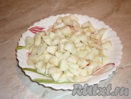 Фрукты и ягоды вымыть. Яблоки очистить от шкурки и нарезать мелкими кубиками. Если у Вас замороженные ягоды или фрукты, их нужно разморозить, слить выделившийся сок и можно использовать в качестве начинки.
