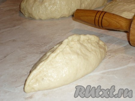 Скрепить края лепешки, формируя пирожок.&nbsp;
