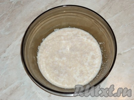 В тёплое молоко добавить одну столовую ложку сахара и дрожжи, размешать и оставить на 10 минут, чтобы дрожжи ожили.&nbsp;
