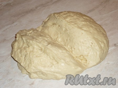 Поверхность, на которой будете формировать пирожки, немного смазать растительным маслом. Тесто разделить на 15 равных частей.&nbsp;
