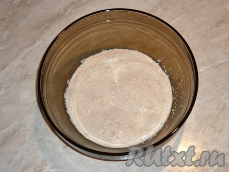 Яйца соединить с оставшимся сахаром и ванильным сахаром, хорошо взбить венчиком до однородности. Соединить яично-сахарную смесь с ожившими дрожжами, хорошо перемешать.
