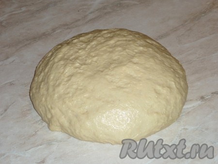 Подошедшее тесто ещё раз обмять.&nbsp;
