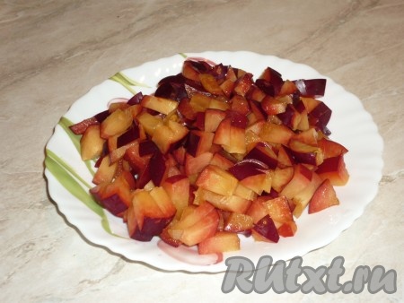Из слив удалить косточки и нарезать небольшими кубиками.&nbsp;

