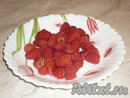 Малину вымыть и обсушить, выложив её в сито или на бумажное полотенце.&nbsp;
