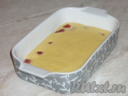 Залить ягоды (или фрукты) тестом. Тесто не должно заполнять форму больше, чем на половину, так как при выпечке клафути очень хорошо поднимется.&nbsp;