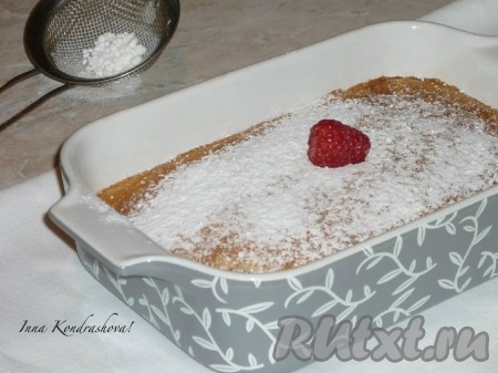 Отправить форму в разогретую до 180 градусов духовку на 20-30 минут. Клафути вырастет в объёме и сверху появится красивая, румяная корочка. Подавать сразу на стол, пока десерт не осел. При подаче посыпать сахарной пудрой.