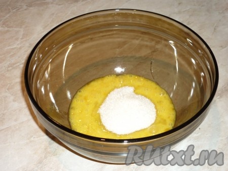 Всыпать сахар (при желании, можно добавить и ванильный сахар) и ещё раз хорошо размешать венчиком (или с помощью вилки).&nbsp;
