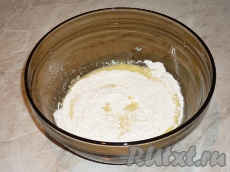 Всыпать частями просеянную муку с разрыхлителем, хорошо перемешать, чтобы тесто было однородным, без комочков.&nbsp;
