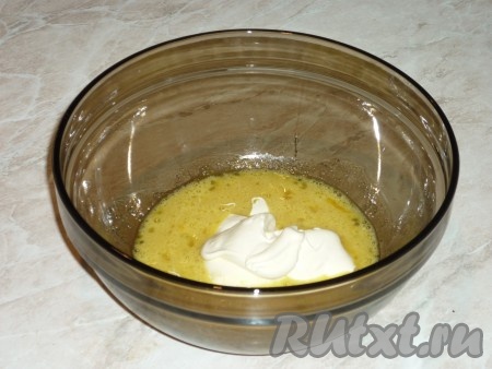 Добавить сметану и перемешать.&nbsp;
