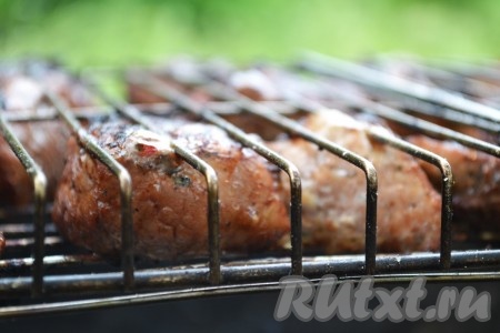 Жарим шашлык минут 20, несколько раз при этом перевернув решетку. Часто это делать не нужно - мясо станет сухим.
