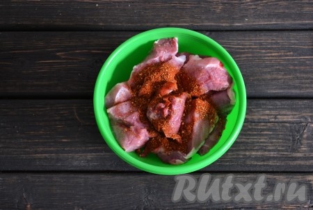 Добавляем специи, которые можно регулировать, исходя из собственных предпочтений.
