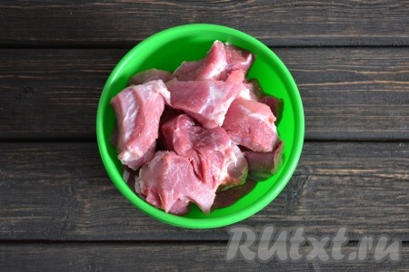 Мякоть свинины моем, убираем салфетками лишнюю влагу и нарезаем на порционные кусочки. На очень мелкие кусочки мясо резать не стоит, так как шашлык получится сухим и безвкусным. И нужно стараться сделать кусочки максимально одинакового размера.
