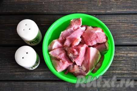 Добавляем соль и душистый перец. Сильно солить не стоит, так как соевый соус сам по себе соленый.&nbsp;
