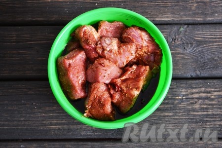 Добавляем мед и соевый соус. 