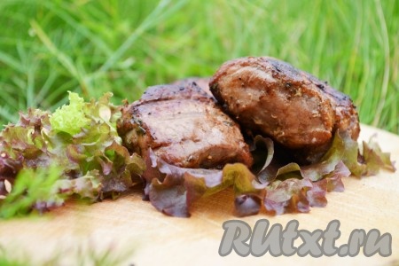 Сочный, ароматный и очень вкусный шашлык, маринованный с медом и соевым соусом, готов.
