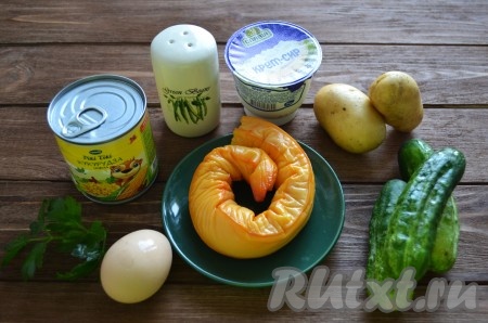 Подготовим необходимые ингредиенты для приготовления салата с копченым кальмаром.