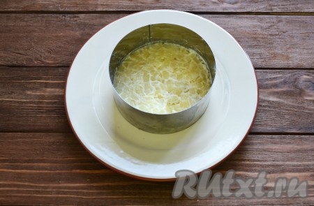 В формовочное кольцо выкладываем картофель, уплотняя ложкой. 