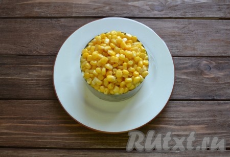 И верхним слоем добавляем кукурузу. Салат с копченым кальмаром накрываем пищевой пленкой и отправляем в холодильник минимум на 30 минут, чтобы он пропитался.
