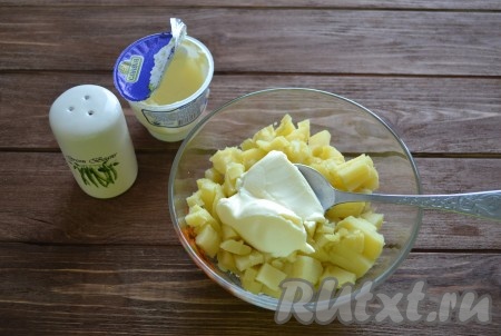 Картофель отвариваем в кожуре до готовности. Ждем пока остынет, очищаем от кожуры и нарезаем мелкими кубиками. Для удобства можно воспользоваться специальной сеточкой для нарезки овощей. Добавляем по вкусу соль (при этом помним, что копченый кальмар солоноватый, поэтому солью не увлекаемся) и ложку крем-сыра. Перемешиваем аккуратно. 