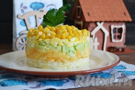 Перед подачей необходимо снять формовочное кольцо и украсить веточкой петрушки. 