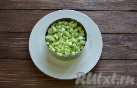 Сверху выкладываем нарезанный огурец. 