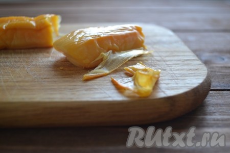 С копченого кальмара снимаем пленочку (для этого нужно сделать надрез с любой стороны, поддеть пленочку ножом и далее она снимется очень легко).