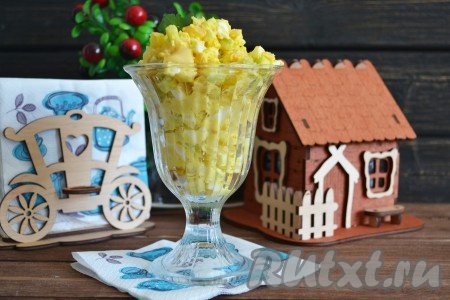 Салат с копченым кальмаром, приготовленный по этому рецепту, выкладывать слоями не обязательно - можно смешать все ингредиенты в одной посуде и подать на стол, наполнив им креманки.
