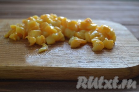 Нарезаем его маленькими кубиками.
